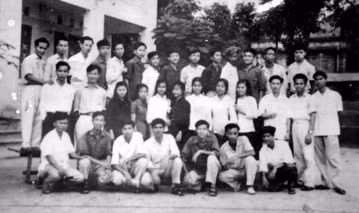 Học sinh lớp 10 Trường THPT Cẩm Phả năm học 1964-1965. Ảnh tư liệu nhà trường