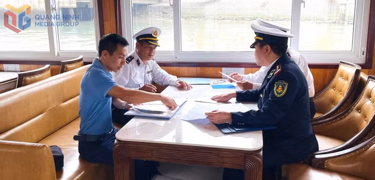 Lực lượng Cảng vụ Đường thủy nội địa, Sở Xây dựng kiểm tra điều kiện an toàn trên tàu du lịch trước khi cấp lệnh rời cảng. Ảnh: Hồng Việt