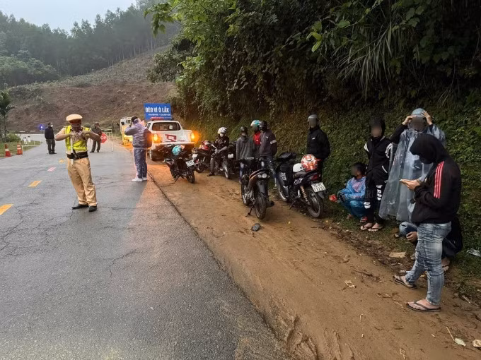 Cảnh sát dừng xe nhóm thanh thiếu niên có dấu hiệu vi phạm an toàn giao thông khi "săn mây" trên đèo Vi Ô Lắc. Ảnh: Trạm CSGT Đức Phổ