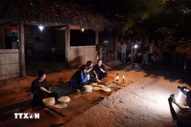 Cảnh sinh hoạt người dân vùng giải phóng được tái hiện trong tour đêm "Trăng chiến khu" tại Địa đạo Củ Chi. (Ảnh: Thu Hương/TTXVN)