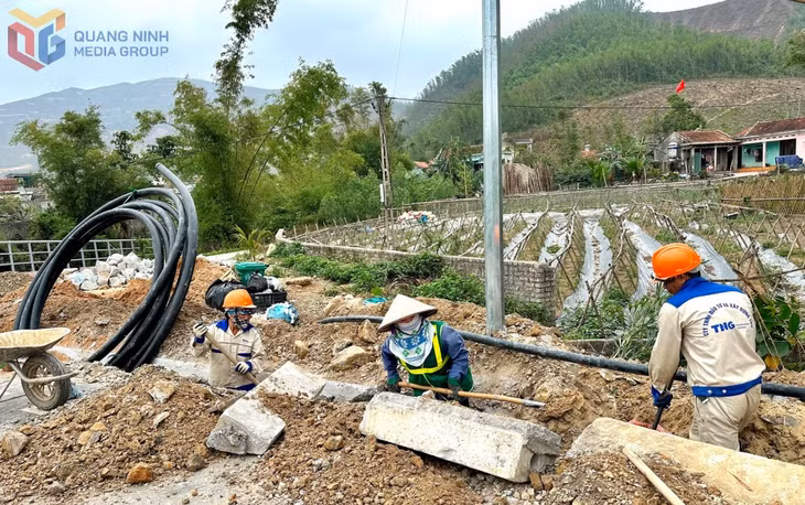 Song song với các hạng mục đập dâng, bể lắng, trạm xử lý... các nhà thầu cũng đang tập trung lắp đặt đường ống nước.