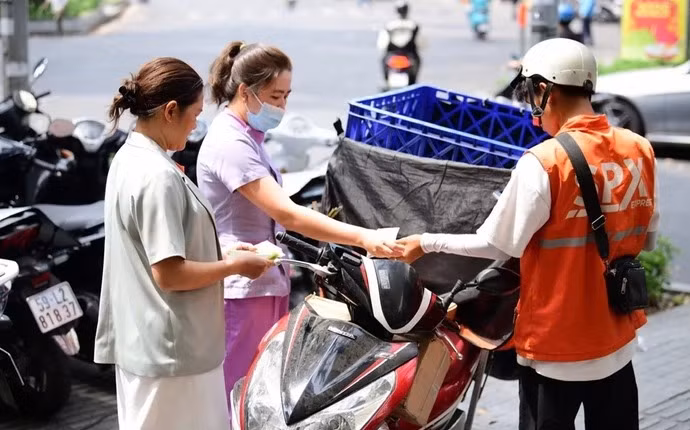 Các mặt hàng giá rẻ luôn được người tiêu dùng Việt chuộng mua sắm trên sàn thương mại điện tử - Ảnh: QUANG ĐỊNH