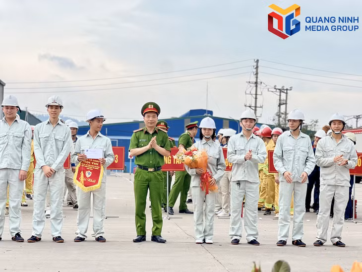 Ban Tổ chức trao giải Nhất cho đội thắng cuộc.