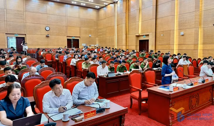 Lãnh đạo Ban Tuyên giáo và Dân vận Thành ủy Hạ Long phát biểu tại hội nghị.