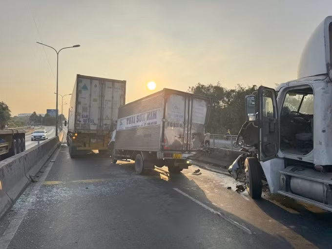 Ba xe tông liên hoàn bị hư hỏng, nằm chắn ngang làn đường trên cầu Phú Mỹ. Ảnh: Minh Bằng