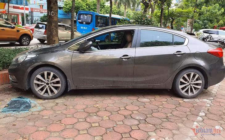 Một ô tô bị Thái đập vỡ kính còn lại hiện trường.