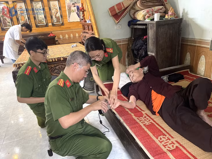 Lực lượng công an phối hợp với chính quyền địa phương tới tận nhà thu nhận mẫu ADN cho các mẹ liệt sĩ tuổi cao, sức yếu không thể đi lại.