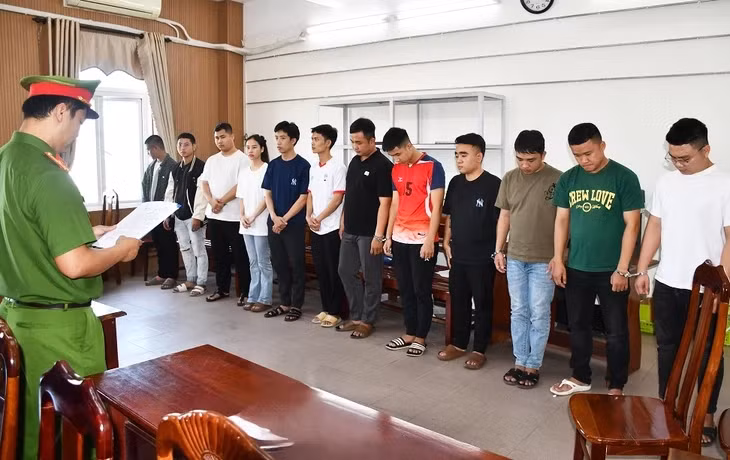Cơ quan cảnh sát điều tra đọc quyết định khởi tố, lệnh bắt giam 13 người chiếm đoạt tài khoản Facebook người khác bán kiếm lời hơn 22 tỉ - Ảnh: MINH TUẤN