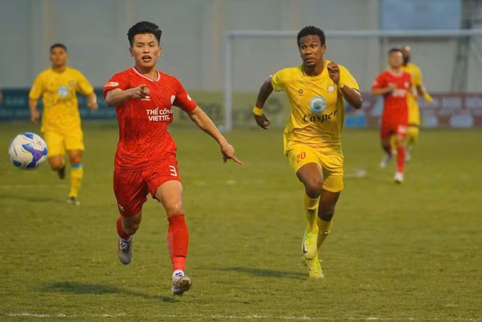 Lucas Ribamar (áo vàng) lập hattrick giúp Thanh Hóa hạ Thể Công 3-1 ở vòng 19 V-League 2024-2025. Ảnh: VPF