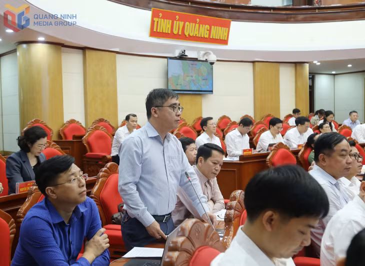 Đồng chí Nguyễn Chí Thành, Bí thư Huyện Tiên Yên, phát biểu tại hội nghị.