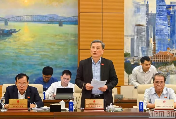 Chủ nhiệm Ủy ban Khoa học, Công nghệ và Môi trường của Quốc hội Lê Quang Huy trình bày báo cáo thẩm tra. (Ảnh: DUY LINH)