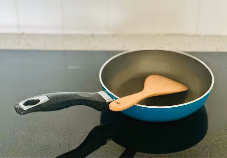 Chảo chống dính tiện lợi cho nấu nướng nhưng có một số lưu ý khi sử dụng. Ảnh minh họa: Ban Mai