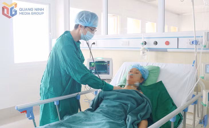 Bác sĩ CKI Phạm Thanh Tùng, Phó khoa Hồi sức tích cực Nội, Bệnh viện Việt Nam - Thụy Điển Uông Bí đang khám, kiểm tra sức khỏe cho bệnh nhân sau phẫu thuật ghép thận.