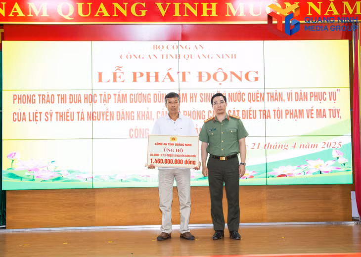 Đại tá Trần Văn Phúc, Giám đốc Công an tỉnh Quảng Ninh trao kinh phí ủng hộ gia đình Liệt sỹ, Thiếu tá Nguyễn Đăng Khải.