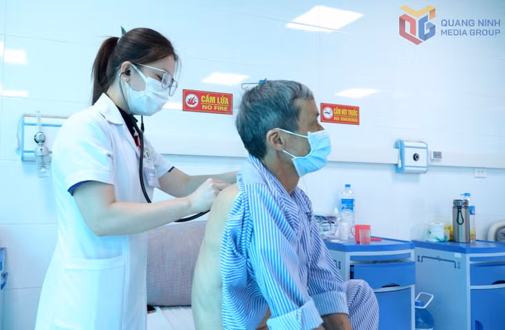 Bác sĩ Trương Thị Trang (Khoa Nội 3, Bệnh viện Phổi Quảng Ninh) đang khám cho người bệnh.