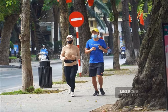 Đi bộ nhanh giúp ngăn ngừa loạn nhịp và ngừng tim đột ngột. Ảnh: Ngọc Lê