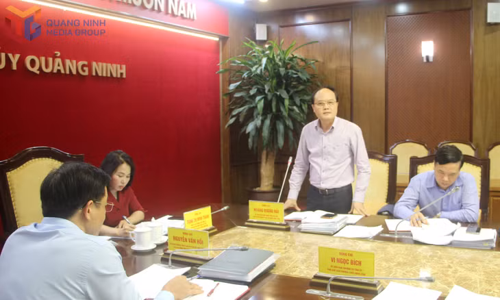 Đồng chí Hoàng Quang Hải, Phó Bí thư chuyên trách Đảng ủy các cơ quan Đảng tỉnh, phát biểu tại hội nghị.