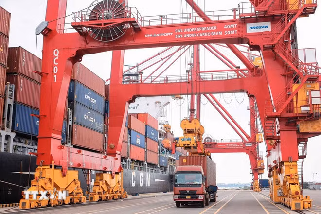 Xếp dỡ các container tại Cảng Quốc tế Chu Lai. (Ảnh: Hoàng Hiếu/TTXVN)