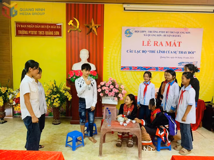 Trường THCS Quảng Sơn (huyện Hải Hà) tổ chức tuyên truyền về bình đẳng giới qua hình thức sân khấu hóa. Ảnh: Yến Vy