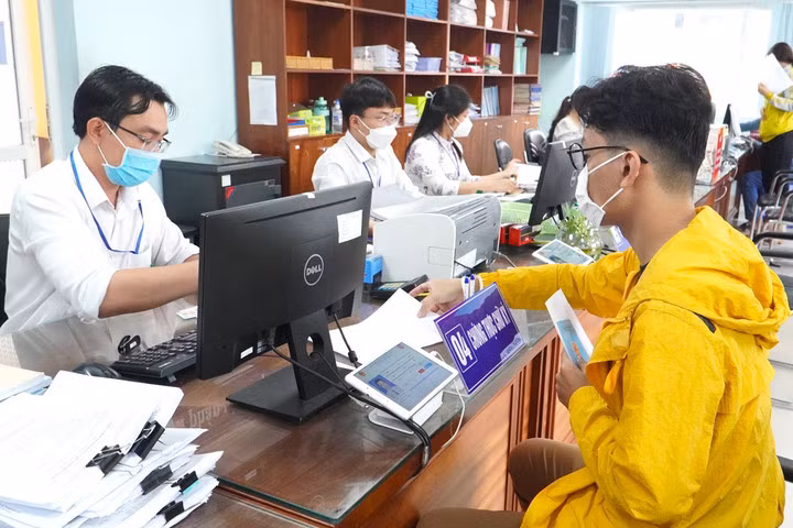 Cán bộ, công chức UBND phường Hiệp Bình Chánh, TP Thủ Đức (TP.HCM) giải quyết hồ sơ thủ tục cho người dân. (Ảnh: Quốc Anh)