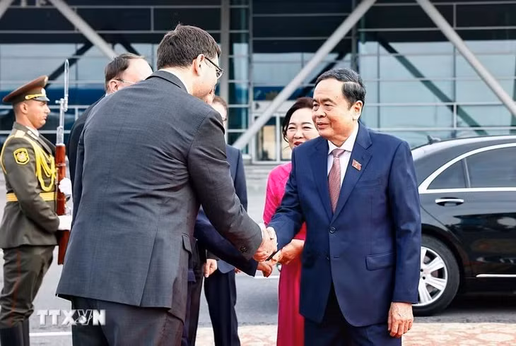 Lễ tiễn Chủ tịch Quốc hội Trần Thanh Mẫn và Phu nhân tại Sân bay quốc tế Zvartnots, Thủ đô Yerevan, Cộng hòa Armenia. (Ảnh: Doãn Tấn/TTXVN)