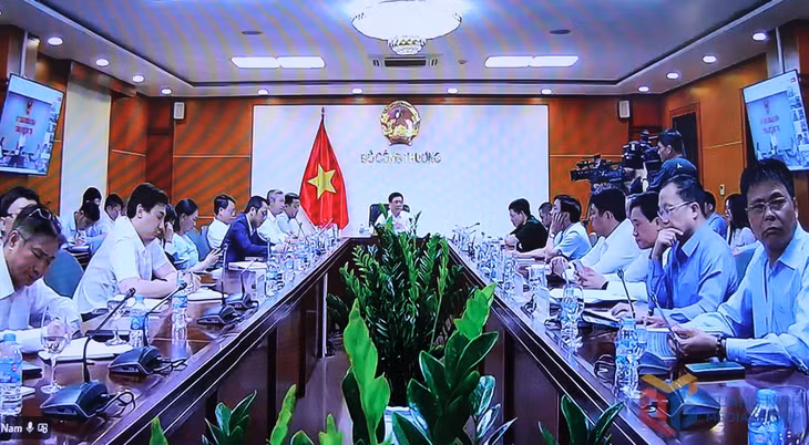 Quang cảnh cuộc họp.