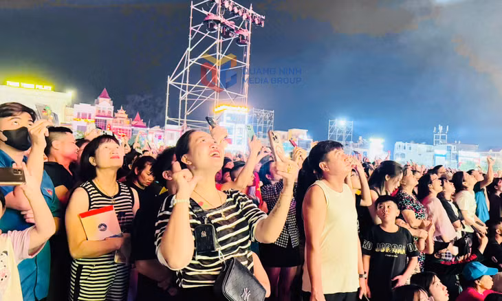 Màn pháo hoa rực rỡ sắc màu khép lại Chương trình Kỷ niệm 70 năm Giải phóng Vùng mỏ.