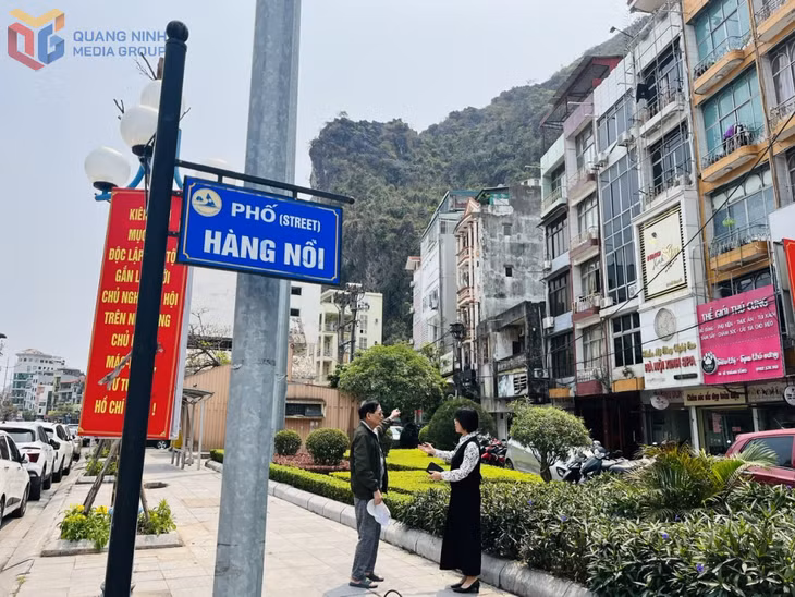 Ông Nguyễn Văn Quý đứng ở nơi cách đây 70 năm, ông cầm cờ hoa đứng đón chào bộ đội vào tiếp quản Hòn Gai.