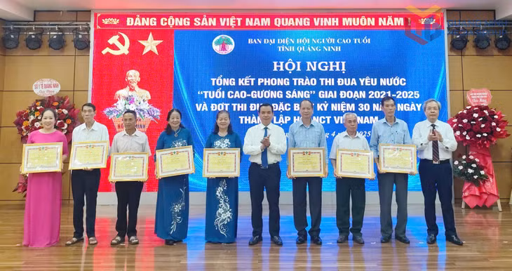 Ban Đại diện NCT tỉnh trao tặng bằng khen cho tập thể, cá nhân có thành tích trong phong trào thi đua "tuổi cao - gương sáng" năm 2025.
