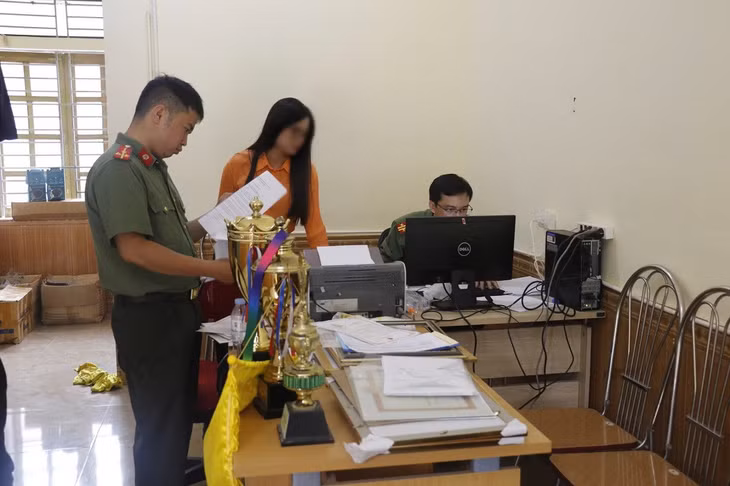 Công an khám xét nơi làm việc của Tôn Quý Hòa.