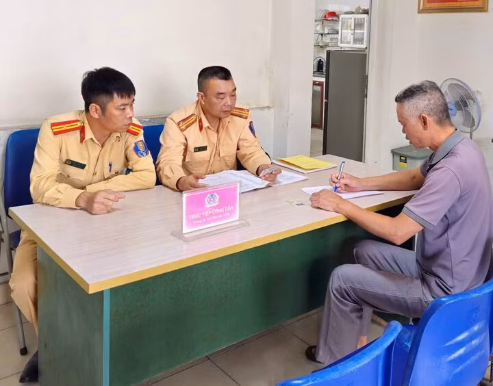 Ông M.Đ.D làm việc tại Đội CSGT đường sắt. (Ảnh: Phòng CSGT Công an thành phố Hải Phòng)