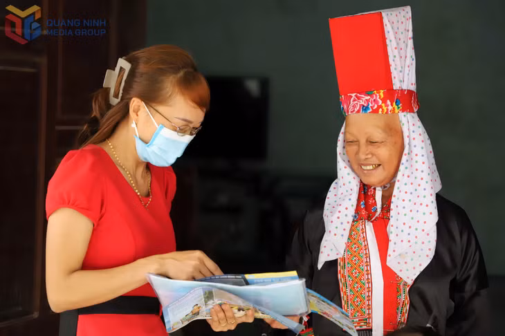 Cán bộ truyền thông xã Quảng Lâm (huyện Đầm Hà) tuyên truyền về các chính sách dân số cho bà con DTTS trên địa bàn.