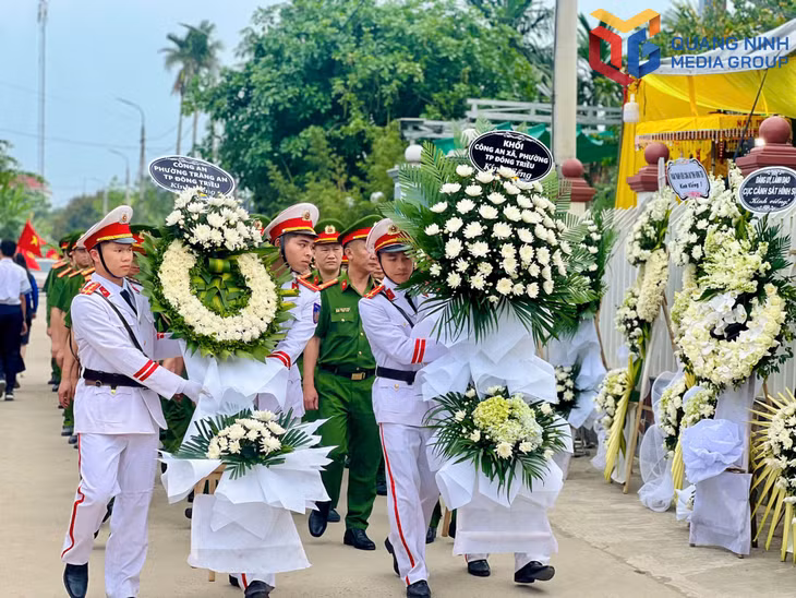 Công an các phường, xã trên địa bàn TP Đông Triều, nơi Thiếu tá Nguyễn Đăng Khải từng công tác, đến viếng đồng đội.