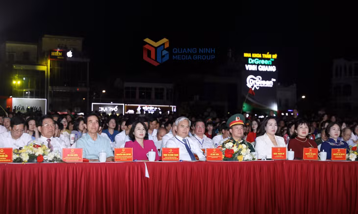 Các đại biểu tham dự lễ kỷ niệm.