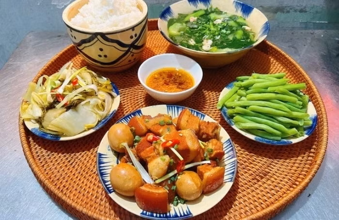 Bữa ăn lý tưởng, tính từ lúc bắt đầu nhai cho đến khi buông đũa, không nên kéo dài quá 30 phút. (Ảnh minh hoạ)