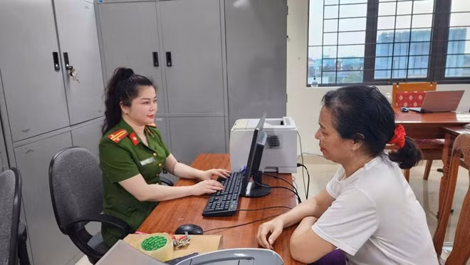 Đối tượng Nguyễn Thị Dung (áo trắng) - người được xác định cầm đầu đường dây ghi lô đề. Ảnh: Anh Tuấn