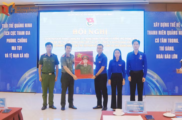 Ban Thường vụ Tỉnh Đoàn trao ảnh tri ân Liệt sĩ Thiếu tá Nguyễn Đăng Khải.