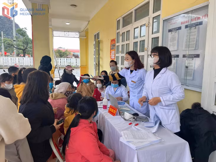 Trạm Y tế phường Hà Phong thực hiện tiêm phòng sởi cho trẻ em tại làng chài (khu 8, phường Hà Phong).