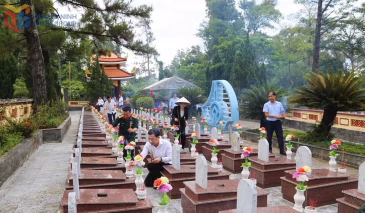 Đoàn công tác của tỉnh viếng Nghĩa trang liệt sĩ quốc gia Trường Sơn (tháng 7/2024). Ảnh: Thanh Tùng