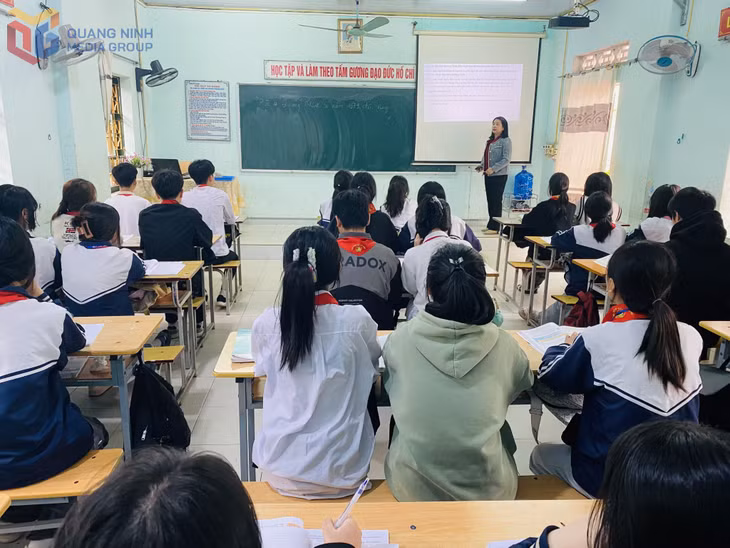 Tiết học của cô và trò Trường THCS-THPT Hải Đông (huyện Tiên Yên).
