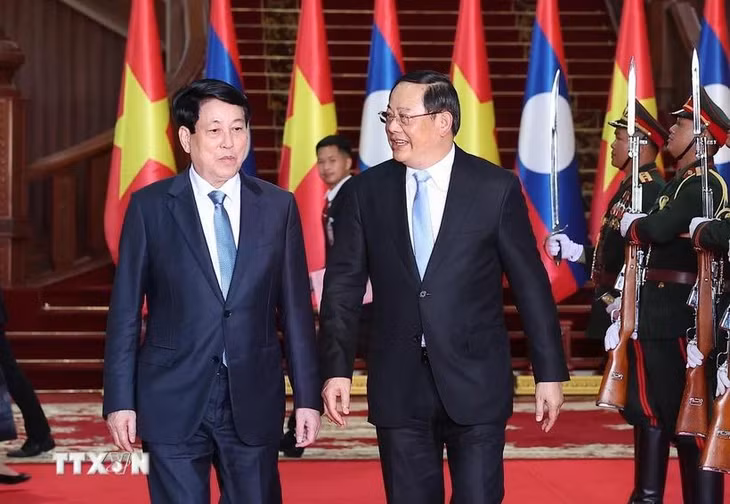 Chủ tịch nước Lương Cường hội kiến Thủ tướng Chính phủ Lào Sonexay Siphandone. (Ảnh: Lâm Khánh/TTXVN)