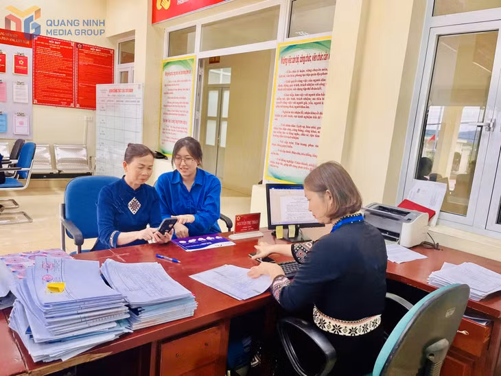 Đoàn Thanh niên xã Dân Chủ hướng dẫn người dân sử dụng công nghệ số trong giải quyết thủ tục hành chính.