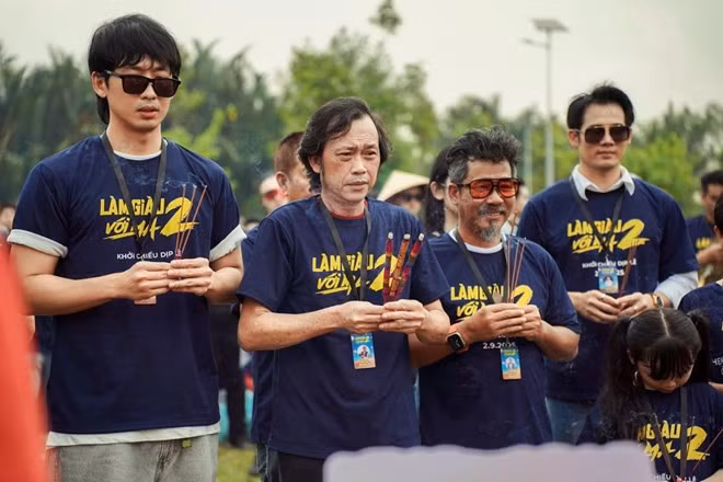 NSƯT Hoài Linh và dàn sao Làm giàu với ma 2. Ảnh: Đoàn phim.