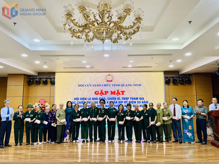 Hội Cựu giáo chức tỉnh tặng quà cho các hội viên là nhà giáo, chiến sĩ, TNXP tham gia các chiến trường B, C, K.