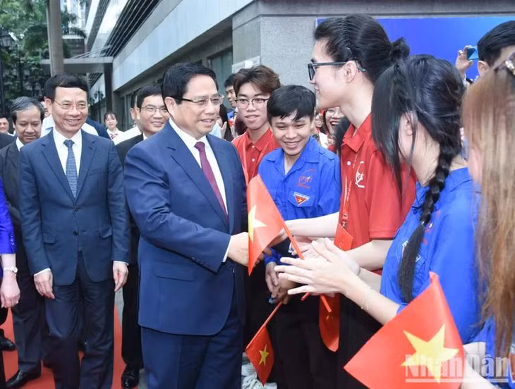 Thủ tướng Phạm Minh Chính với các sinh viên Học viện Công nghệ Bưu chính Viễn thông.