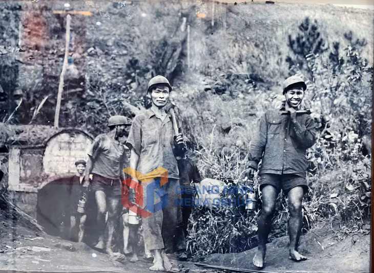 Công nhân Mỏ Mạo Khê hăng say lao động trong những năm đầu giải phóng Vùng mỏ. Ảnh tư liệu của Công ty Than Mạo Khê.