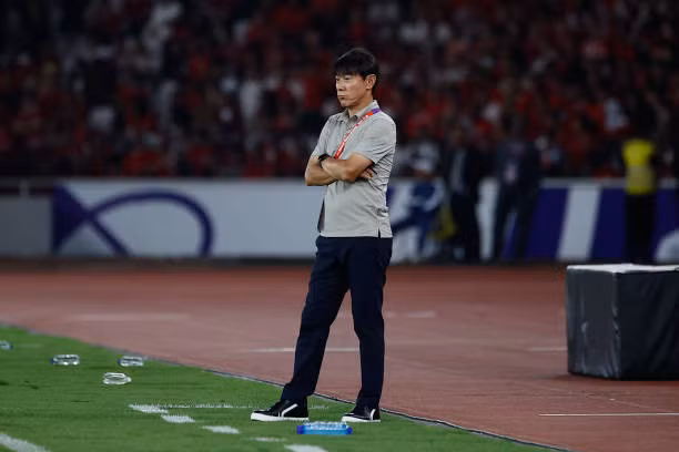 HLV Shin hiện vẫn đang "ngồi chơi xơi nước".