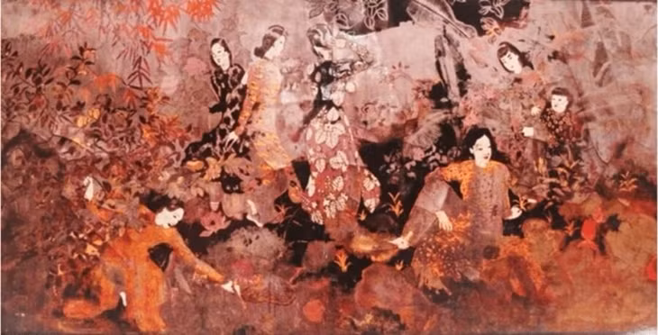 Họa sĩ Nguyễn Gia Trí vẽ bức Thiếu nữ bên đầm sen cuối thập niên 1930, đầu những năm 1940, khi đang ở lứa tuổi sung sức nhất. Tác phẩm hiện thuộc sở hữu của họa sĩ Bùi Quang Ngọc. Theo tư liệu, đây là bức tranh sơn mài đầu tiên ở Việt Nam áp dụng kỹ thuật cẩn vỏ trứng lên mặt người.
