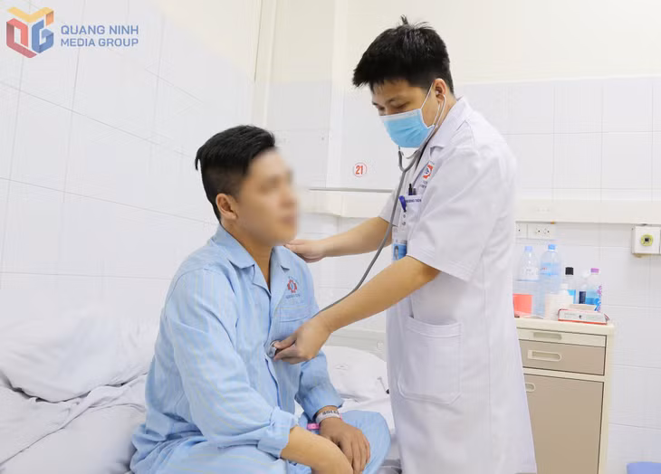 Bác sĩ khoa Phẫu thuật và Can thiệp Tim mạch thăm khám lại cho bệnh nhân Nh. trước khi xuất viện.