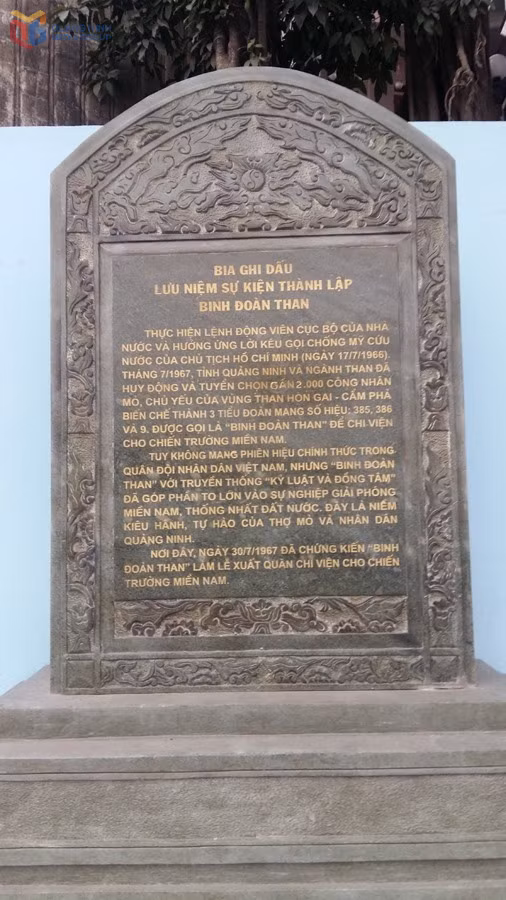 Bia lưu niệm ghi dấu sự kiện Binh đoàn Than xuất quân vào Nam chiến đấu, tại phường Hồng Gai, thành phố Hạ Long.